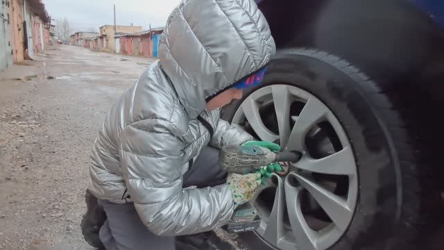 Как менять колёса на машине смотреть онлайн