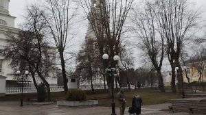 06-12-2025 на видео в кадр попадает АНГЕЛ НА СТУПЕНЬКАХ ВХОД В ХРАМ