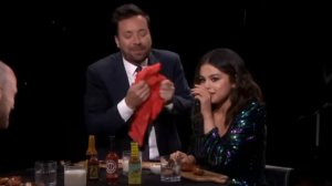 Селена Гомес и Джимми плачут, поедая острые крылышки (горячие)