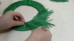 Рождественский венок из бумажной лозы.