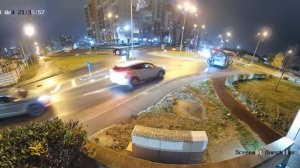 Mercedes эпично пролетел над двумя авто прямиком в кусты.