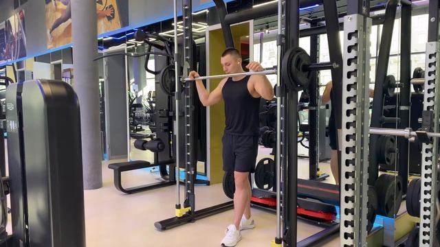 Разбор упражнения «приседания в смите» смотреть онлайн