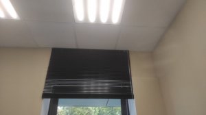 Коричневые горизонтальные жалюзи на окна в офисные помещения в современном стиле. Стильный декор.