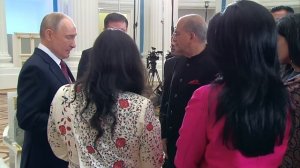 Путин: «Кто работал в спецслужбах: я или вы? Вы за мной следите три дня»