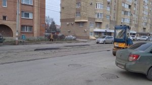 Соколы Егорыча сегодня заняты полезным делом: заделывают особо крупные ямы вдоль трамвайных путей на