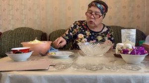 Быстренько, перемешала салат, крабовый. Сварила щи с домашний  кури