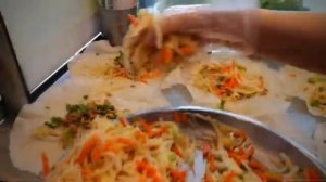 Суши КИМПАБ По-Корейски Блюдо ВОК Рис с КАПУСТОЙ Спринг-РОЛЛЫ