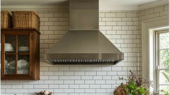 Пластиковая вытяжка вместо гофры.