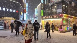 Южная Корея. Прогулка в сильный снегопад по торговой улице Мёндон в Сеуле