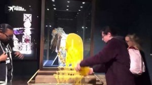 Активисты облили заварным кремом витрину с короной в лондонском Тауэре