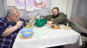 Совместная работа отца и сына по производству фруктового пюре