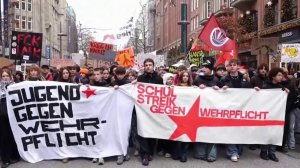 На улицы немецких городов вышли школьники, чтобы сказать нет новому закону о военной службе.