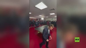 ماكرون يلعب تنس الطاولة أثناء زيارته للصين