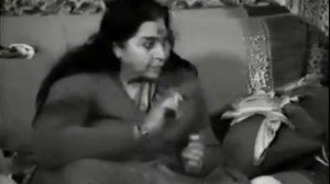 Шри Матаджи поёт с йогами. Сахастрара Пуджа. Париж.