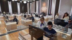 В Центре приема обращений к программе "Итоги года с Владимиром Путиным" кипит работа.