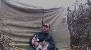 ШАЛАШ В КАМЫШАХ - ДИКИЙ КАРП В РУКАХ! Рыбалка на червя там где Рыба вместо дна. С ночевой.