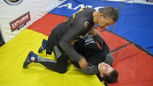 2017 год. Для прохода рук вывешиваем вес своего тела на них.