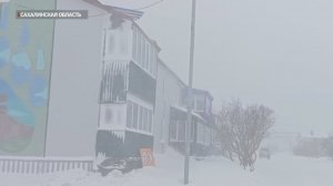 На востоке России устраняют последствия штормов и снегопадов