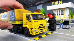 Машины проезжают лежачий полицейский. Про машинки