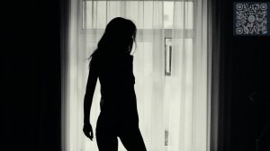 Весёлая девушка, дурачится на своей кровати. Эротика.