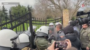 В Греции фермеры заблокировали дороги тракторами.