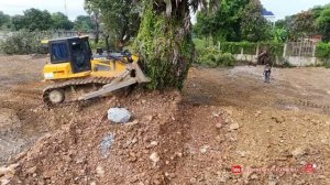 Бульдозер толкает кучу камней! Тяжёлые самосвалы выгружают гравий для засыпки низменности.