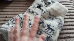 Женские тапочки с помпоном и шерстяные комплекты носков и варежек на подарки близким .