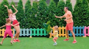 Весёлые гонки на горке с Майей и Мией