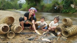 Ловлю рыбу в бамбуковые корзины и приношу ее на рынок продавать вместе с моей дочкой. Дуонг. Вьетнам