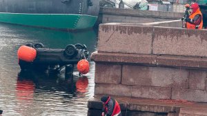 Летел на огромной скорости: появились кадры с иномаркой перед падением в Неву