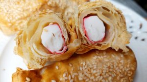 Крабовые палочки, запечённые в слоёном тесте. Хрустящее тесто с мягкой начинкой.