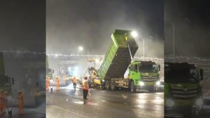В Пекине уложили 8 тысяч тонн асфальта всего за одну ночь. 2,4 км дороги заменили за 6 часов.