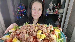 Мукбанг Салат с тунцом и рукколой, яйцом и помидорами.