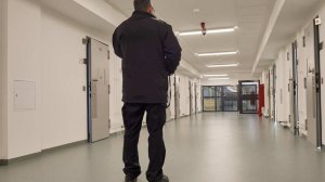 Заключенные пробили дырку в стене и сбежали из тюрьмы