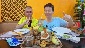 Мукбанг ПИРУЕМ в мясном ресторанчике! ОБЪЕЛИСЬ от пуза шашлыка! ОБМЫЛИ наши покупки) Ужин в Паттайе