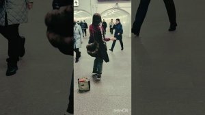 ЗАЖИГАТЕЛЬНАЯ СКРИПКА И ТАНЦЫ В МЕТРО!))