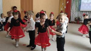 Танец "Землянички-малыши"