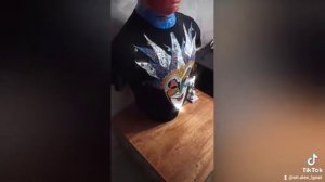 маска  Boris Breicha закончил роспись на футболке,обзор рисунка