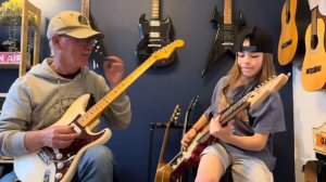 10-летний Оlly играет на гитаре APACHE с дедушкой..