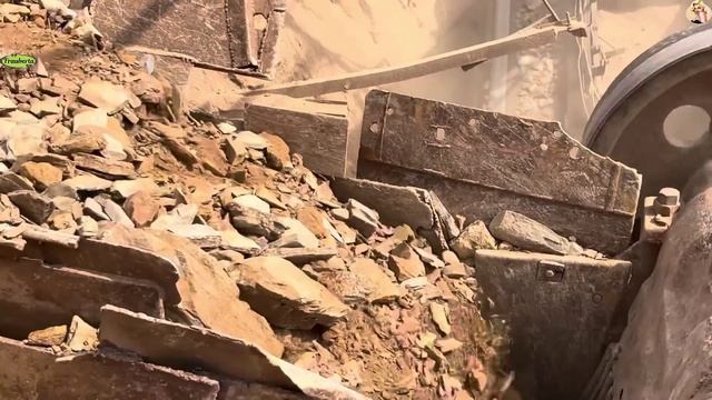 Строительство, дробление щебёнки