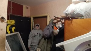 Лезет за бутылкой через бомжизм