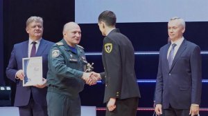 На фестивале "Созвездие мужества" в Новосибирске наградили лучших спасателей страны.