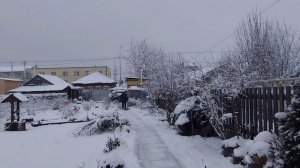 Я гребу снег, а он идет😂