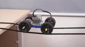 Испытание на неустойчивом веревочном мосту: Удержит ли танк LEGO равновесие?
