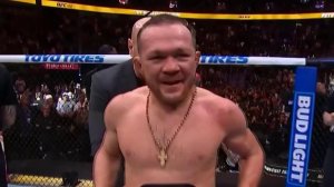 Российский боец Петр Ян завоевал титул чемпиона UFC в легчайшем весе.