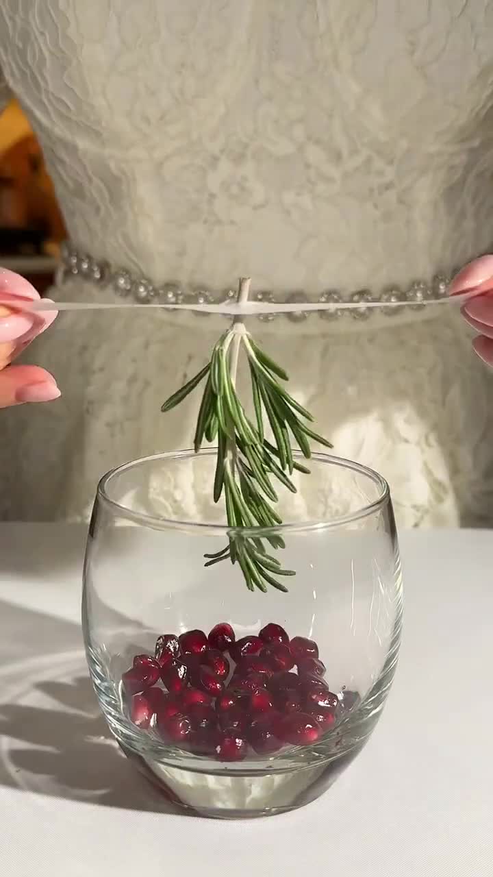 I didn’t know pomegranate + rosemary could make my drink feel this special (so simple) смотреть онлайн