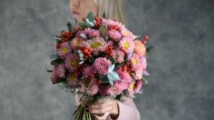Плотный букет из астр