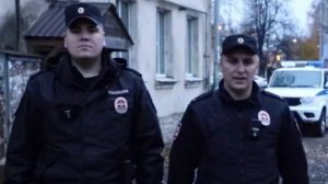 Инспекторы патрульно-постовой службы помогли пожилой женщине выбраться из горящего дома в Пскове