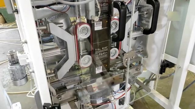 Упаковка кофе в пакет с проваркой граней / Автомат фасовочно-упаковочный вертикального типа смотреть онлайн