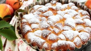 Сдобный пирог с яблоками и корицей